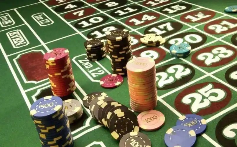 Antarmuka aplikasi mimpi 303 menampilkan kasino langsung dengan meja blackjack, roulette, dan Dragon Tiger